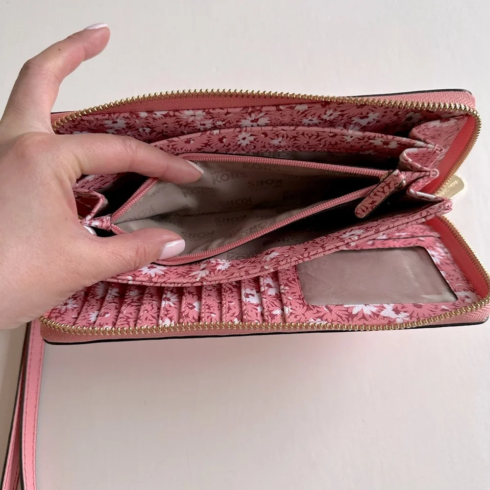 Authentic Pale Pink Michael Kors Wallet - Picture 4 of 11